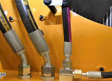 شیلنگ هیدرولیک لیفتراک؛ چگونه ترک‌خوردگی یا نشتی را شناسایی کنیم؟